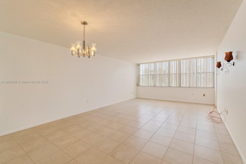 Condo in Miami, Florida, 1 bedroom  № 1891676 - photo 3