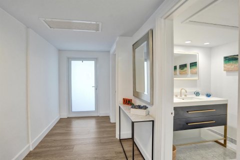 Condo in Fort Lauderdale, Florida, 3 bedrooms  № 2303579 - photo 11