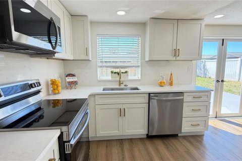 House in Port Richey, Florida 2 bedrooms, 81.75 sq.m. № 2388130 - photo 9