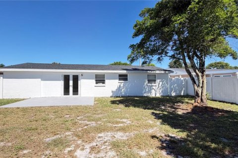 House in Port Richey, Florida 2 bedrooms, 81.75 sq.m. № 2388130 - photo 18