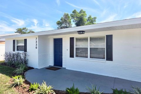 House in Port Richey, Florida 2 bedrooms, 81.75 sq.m. № 2388130 - photo 2
