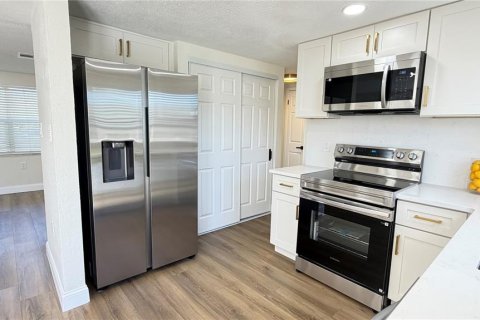 House in Port Richey, Florida 2 bedrooms, 81.75 sq.m. № 2388130 - photo 8