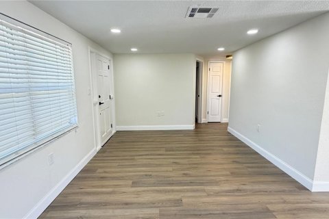 House in Port Richey, Florida 2 bedrooms, 81.75 sq.m. № 2388130 - photo 4