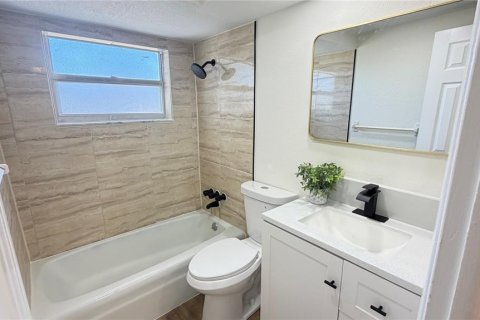 House in Port Richey, Florida 2 bedrooms, 81.75 sq.m. № 2388130 - photo 13
