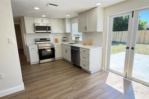 House in Port Richey, Florida 2 bedrooms, 81.75 sq.m. № 2388130 - photo 6