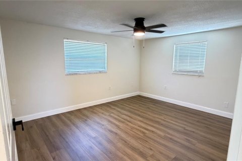House in Port Richey, Florida 2 bedrooms, 81.75 sq.m. № 2388130 - photo 12