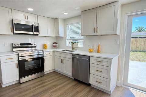 House in Port Richey, Florida 2 bedrooms, 81.75 sq.m. № 2388130 - photo 7