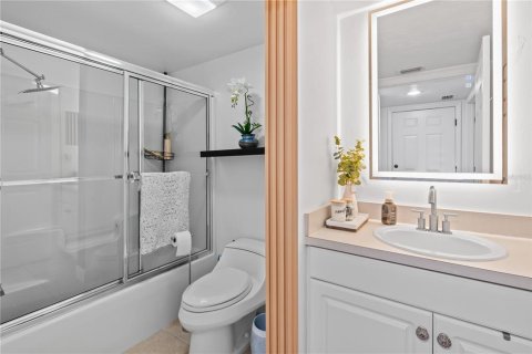 Condo in Gainesville, Florida, 2 bedrooms № 2226041 - photo 16
