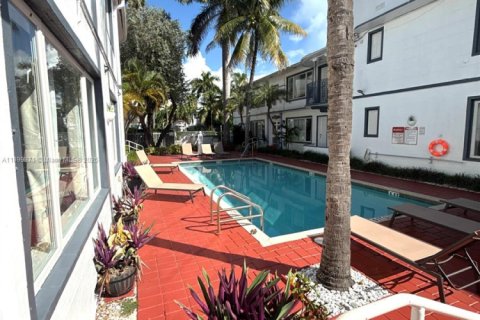 House in Miami Beach, Florida 2 bedrooms, 60.39 sq.m. № 1952496 - photo 17
