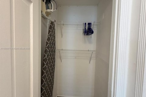 House in Miami Beach, Florida 2 bedrooms, 60.39 sq.m. № 1952496 - photo 11