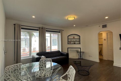 House in Miami Beach, Florida 2 bedrooms, 60.39 sq.m. № 1952496 - photo 3