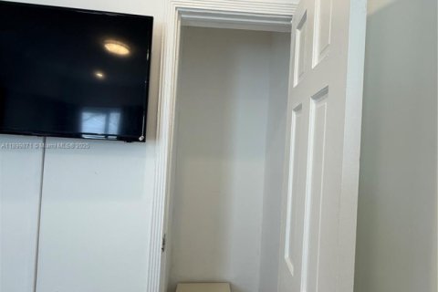 House in Miami Beach, Florida 2 bedrooms, 60.39 sq.m. № 1952496 - photo 12