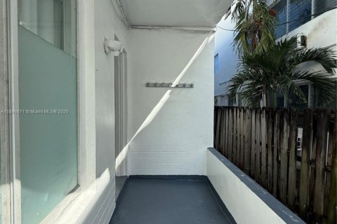 House in Miami Beach, Florida 2 bedrooms, 60.39 sq.m. № 1952496 - photo 9
