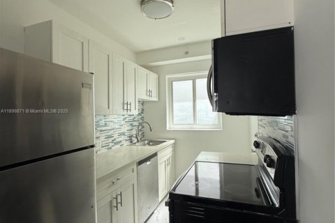 House in Miami Beach, Florida 2 bedrooms, 60.39 sq.m. № 1952496 - photo 5