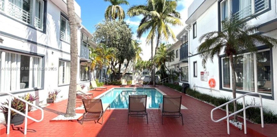 House in Miami Beach, Florida 2 bedrooms, 60.39 sq.m. № 1952496