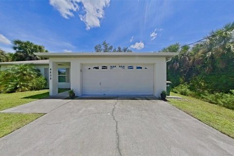 Купить виллу или дом в Норт-Порт, Флорида 7 комнат, 111.48м2, № 1905609 - фото 1