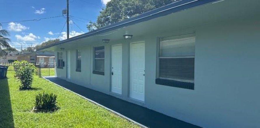 Studio in Hallandale Beach, Florida № 2016743