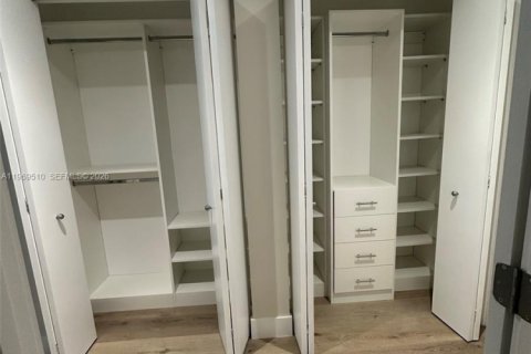 Apartment in Miami, Florida 3 bedrooms, 138.24 sq.m. № 2031006 - photo 11