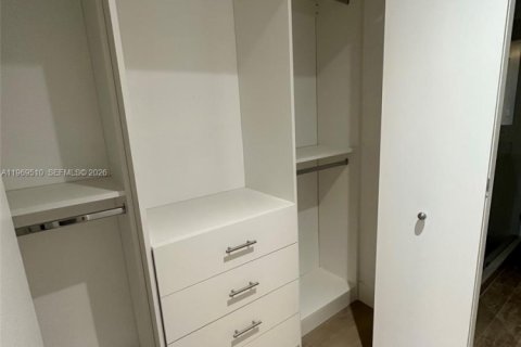 Apartment in Miami, Florida 3 bedrooms, 138.24 sq.m. № 2031006 - photo 9