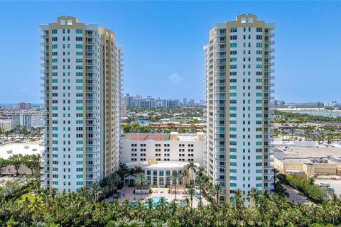 Condominio en alquiler en Hallandale Beach, Florida, 2 dormitorios, 100.43 m2 № 2054217 - foto 3