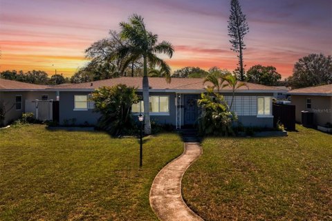 Casa en venta en Saint Petersburg, Florida, 3 dormitorios, 134.62 m2 № 1516196 - foto 1