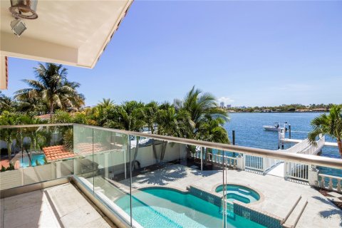 House in Miami Beach, Florida 4 bedrooms, 301.47 sq.m. № 2030112 - photo 16