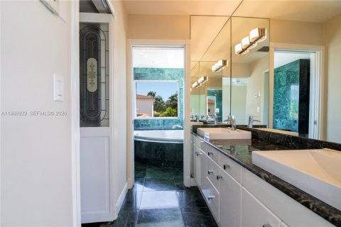 House in Miami Beach, Florida 4 bedrooms, 301.47 sq.m. № 2030112 - photo 14