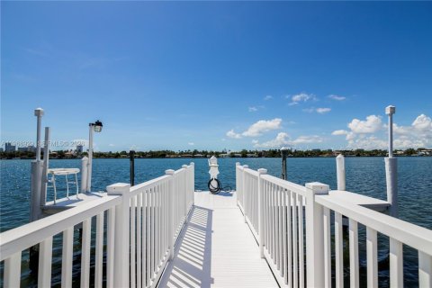 House in Miami Beach, Florida 4 bedrooms, 301.47 sq.m. № 2030112 - photo 2