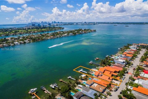 House in Miami Beach, Florida 4 bedrooms, 301.47 sq.m. № 2030112 - photo 22