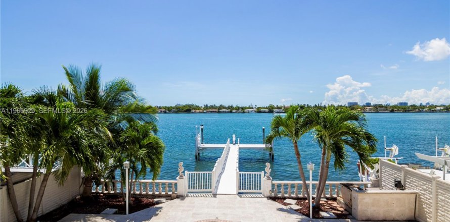 House in Miami Beach, Florida 4 bedrooms, 301.47 sq.m. № 2030112