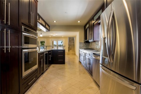 House in Miami Beach, Florida 4 bedrooms, 301.47 sq.m. № 2030112 - photo 11