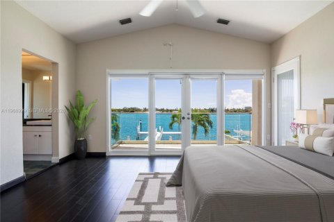 House in Miami Beach, Florida 4 bedrooms, 301.47 sq.m. № 2030112 - photo 12