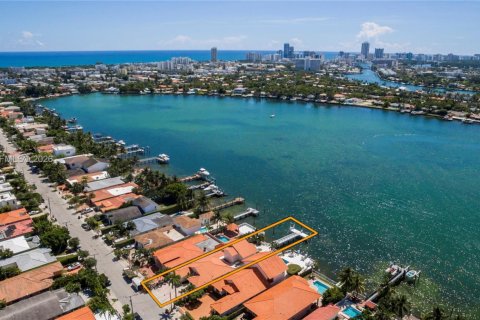 House in Miami Beach, Florida 4 bedrooms, 301.47 sq.m. № 2030112 - photo 5