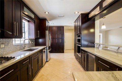 House in Miami Beach, Florida 4 bedrooms, 301.47 sq.m. № 2030112 - photo 10