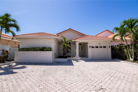 House in Miami Beach, Florida 4 bedrooms, 301.47 sq.m. № 2030112 - photo 6