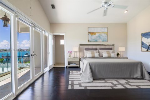 House in Miami Beach, Florida 4 bedrooms, 301.47 sq.m. № 2030112 - photo 13