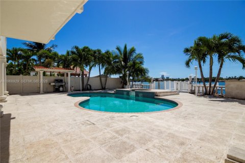 House in Miami Beach, Florida 4 bedrooms, 301.47 sq.m. № 2030112 - photo 18