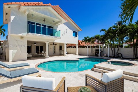 House in Miami Beach, Florida 4 bedrooms, 301.47 sq.m. № 2030112 - photo 4