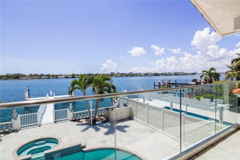 House in Miami Beach, Florida 4 bedrooms, 301.47 sq.m. № 2030112 - photo 17