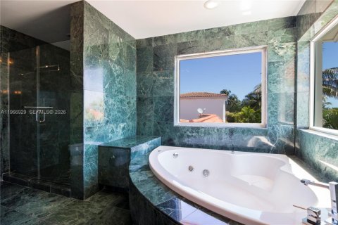 House in Miami Beach, Florida 4 bedrooms, 301.47 sq.m. № 2030112 - photo 15