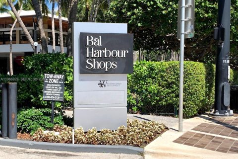 House in Miami Beach, Florida 4 bedrooms, 301.47 sq.m. № 2030112 - photo 24