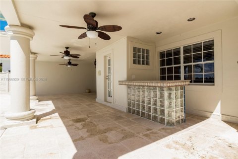 House in Miami Beach, Florida 4 bedrooms, 301.47 sq.m. № 2030112 - photo 19