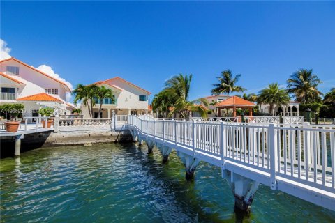 House in Miami Beach, Florida 4 bedrooms, 301.47 sq.m. № 2030112 - photo 20