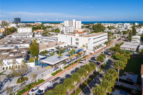 House in Miami Beach, Florida 4 bedrooms, 301.47 sq.m. № 2030112 - photo 25