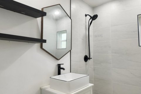 Villa ou maison à vendre à Lantana, Floride: 3 chambres, 96.9 m2 № 2244817 - photo 10