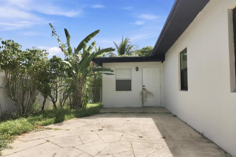 Villa ou maison à vendre à Lantana, Floride: 3 chambres, 96.9 m2 № 2244817 - photo 16