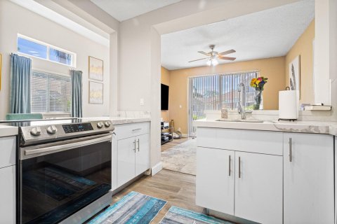 Townhouse in Pembroke Pines, Florida 3 bedrooms, 156.73 sq.m. № 2176253 - photo 12