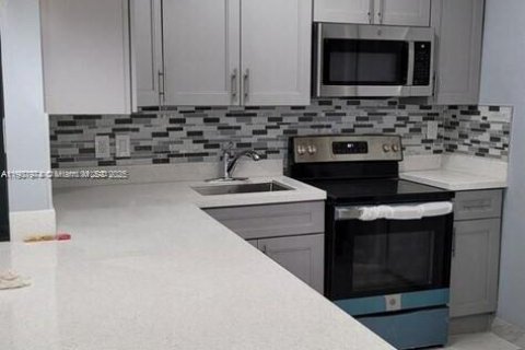 Villa ou maison à louer à Riviera Beach, Floride: 2 chambres, 74.32 m2 № 1964940 - photo 4