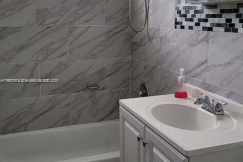 Villa ou maison à louer à Riviera Beach, Floride: 2 chambres, 74.32 m2 № 1964940 - photo 5