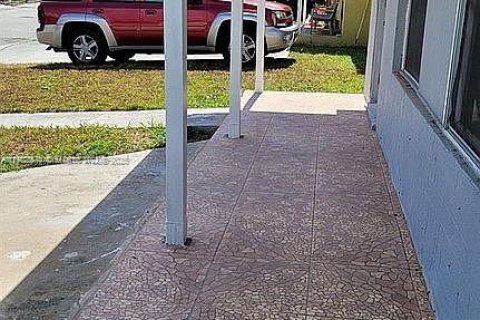 Villa ou maison à louer à Riviera Beach, Floride: 2 chambres, 74.32 m2 № 1964940 - photo 2